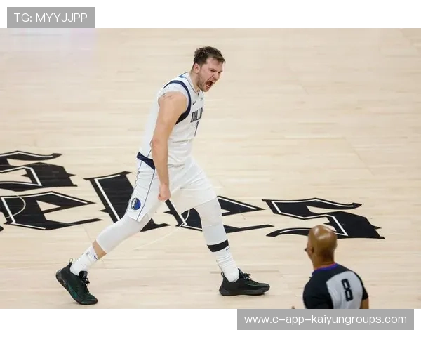 东契奇大范围分球制造空位三分，独行侠节奏平稳